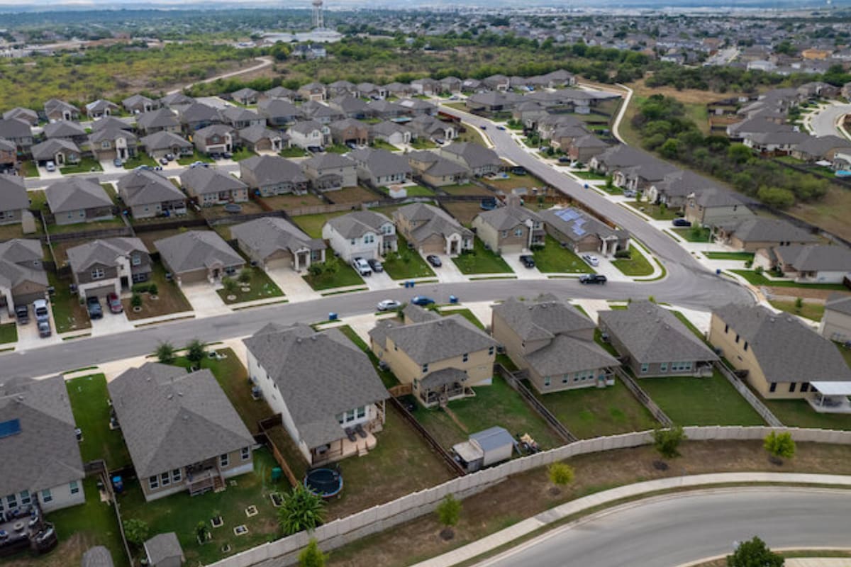 Texas encabeza el ranking nacional de suburbios ricos y en crecimiento, lo que destaca la fortaleza económica del estado