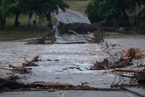 Reportan un muerto y ordenan la evacuación de miles de personas
