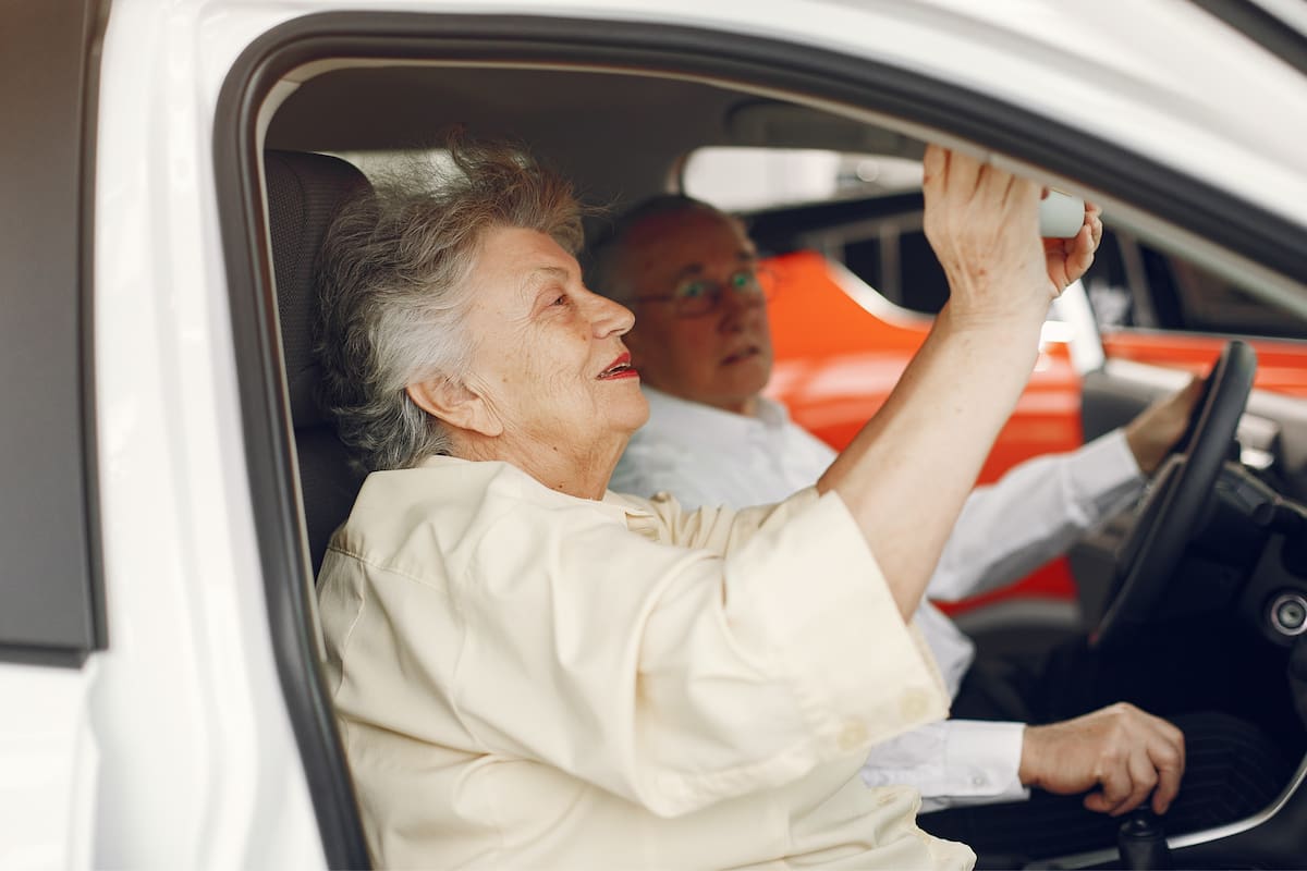 Texas exige examen visual y trámite presencial desde los 79 años, con plazos de renovación según la edad