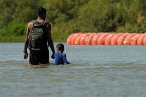 Texas ha implementado diferentes medidas para evitar los cruces ilegales por su frontera (Foto AP /Eric Gay)