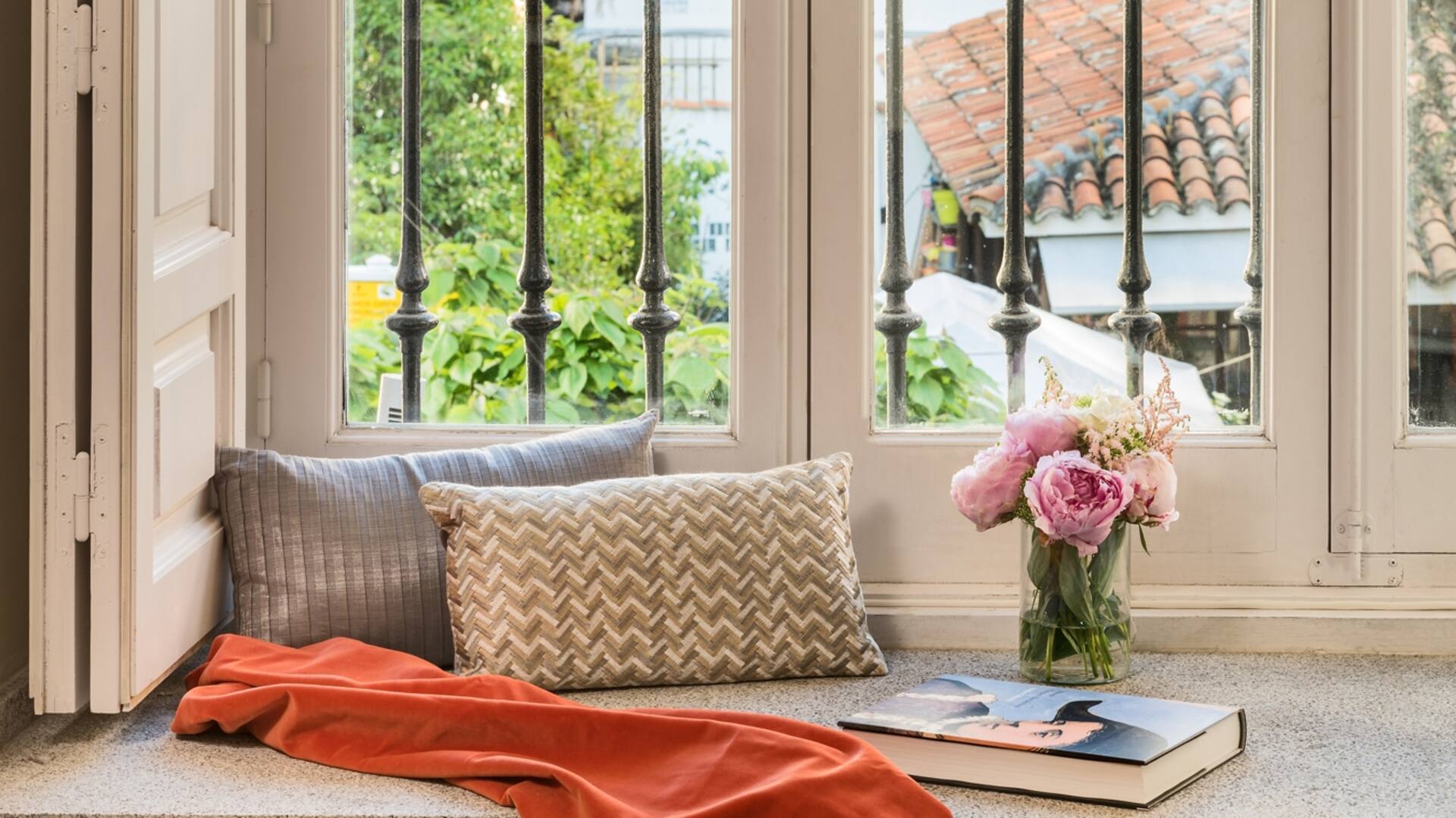 Textiles envolventes para contemplar la vista desde el hotel Palacio de Tepa en Madrid
