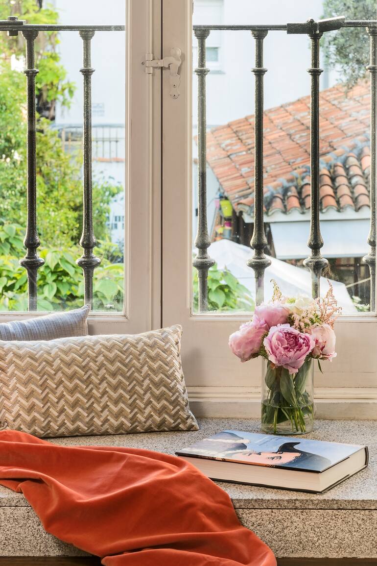 Textiles envolventes para contemplar la vista desde el hotel Palacio de Tepa en Madrid