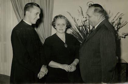 Jorge Mario y sus padres, Regina y Mario