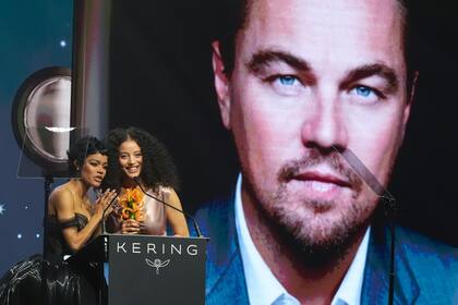 Teyana Taylor (izq) y Chase Infiniti aceptan el premio en nombre de Leonardo DiCaprio en el 37mo Fes