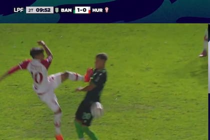 Thaiel Peralta, volante ofensivo de Huracán de 17 años, va con la plancha sobre el pecho de Adoryan y, tras el llamado del VAR, el árbitro Amiconi le mostró la tarjeta roja