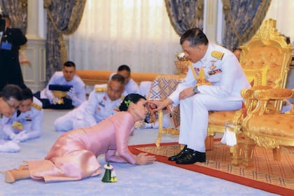Un periodista especializado en la familia real de Tailandia publicó imágenes dónde se observa al rey Maha Vajiralongkorn escoltado por personal que se arrastra a su alrededor