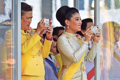 En su rol de fotógrafa familiar, la princesa Sirivannavari Nariratana sigue atentamente la procesión que encabeza su padre. La diseñadora de moda tiene 32 años y es una gran amazona.