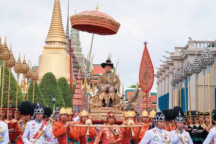 El rey de Tailandia, Rama X, y las absurdas órdenes para una visita