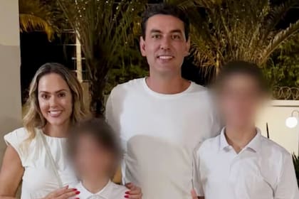 Thales Machado, secretario municipal de Itumbiara, junto a su dos hijos y pareja