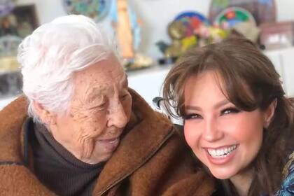 Thalía y su abuela fallecida recientemente, Eva Mange