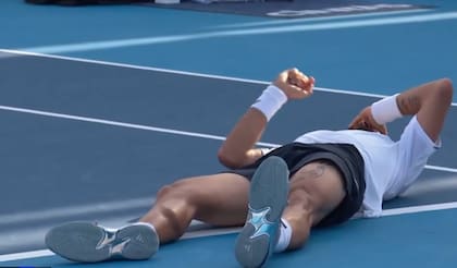 Thanasi Kokkinakis y la rigidez de la pierna derecha en medio del dolor, con el gemelo totalmente contracturado