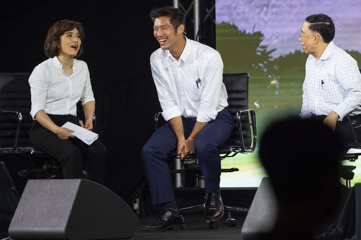 Thanathorn Juangroongruangkit, centro, y el líder del Nuevo Partido Económico Mingkwan Saengsuwan, derecha, asisten a un debate televisado en vivo para candidatos en Bangkok el 20 de marzo de 2019, antes de las elecciones generales del 24 de marzo.