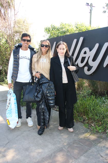 Thania Dos Santos, la mamá de Pampita y abuela de Anita, no quiso faltar a la cita. Tampoco Guillermo Ardohain, hermano de la conductora y modelo, y su pareja, Malena Zermoglio