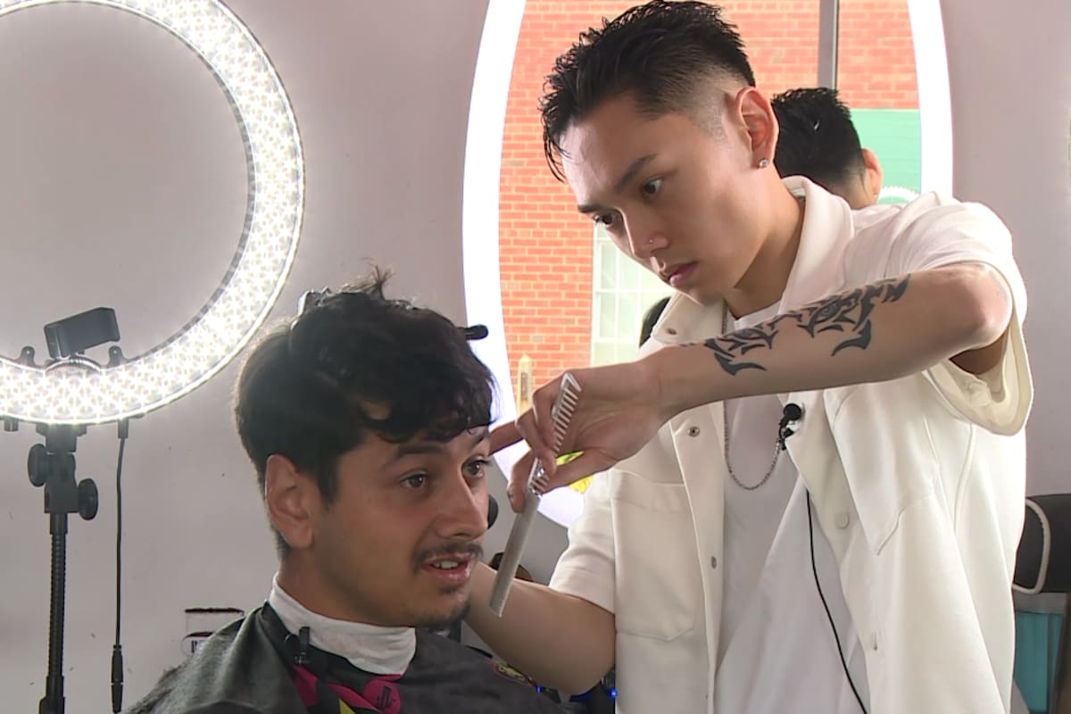 Thay, de 24 años, no tiene una peluquería propia, trabaja en Clippers 3.0, propiedad de Maurice Carpenter, quien lo descubrió y lo contrató no por su éxito en las redes sino por su perfil solidario