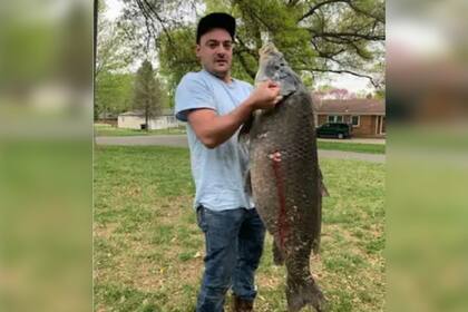 Thayne Miller, de Topeka, Kansas, batió un récord estatal de pesca con su búfalo de boca pequeña