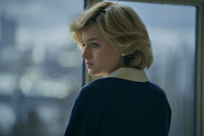 Diana Spencer no solo es retratada con sus temores e inseguridades, sino también se explora en la serie el terremoto que provoca la devoción del público por su figura en las férreas jerarquías reales