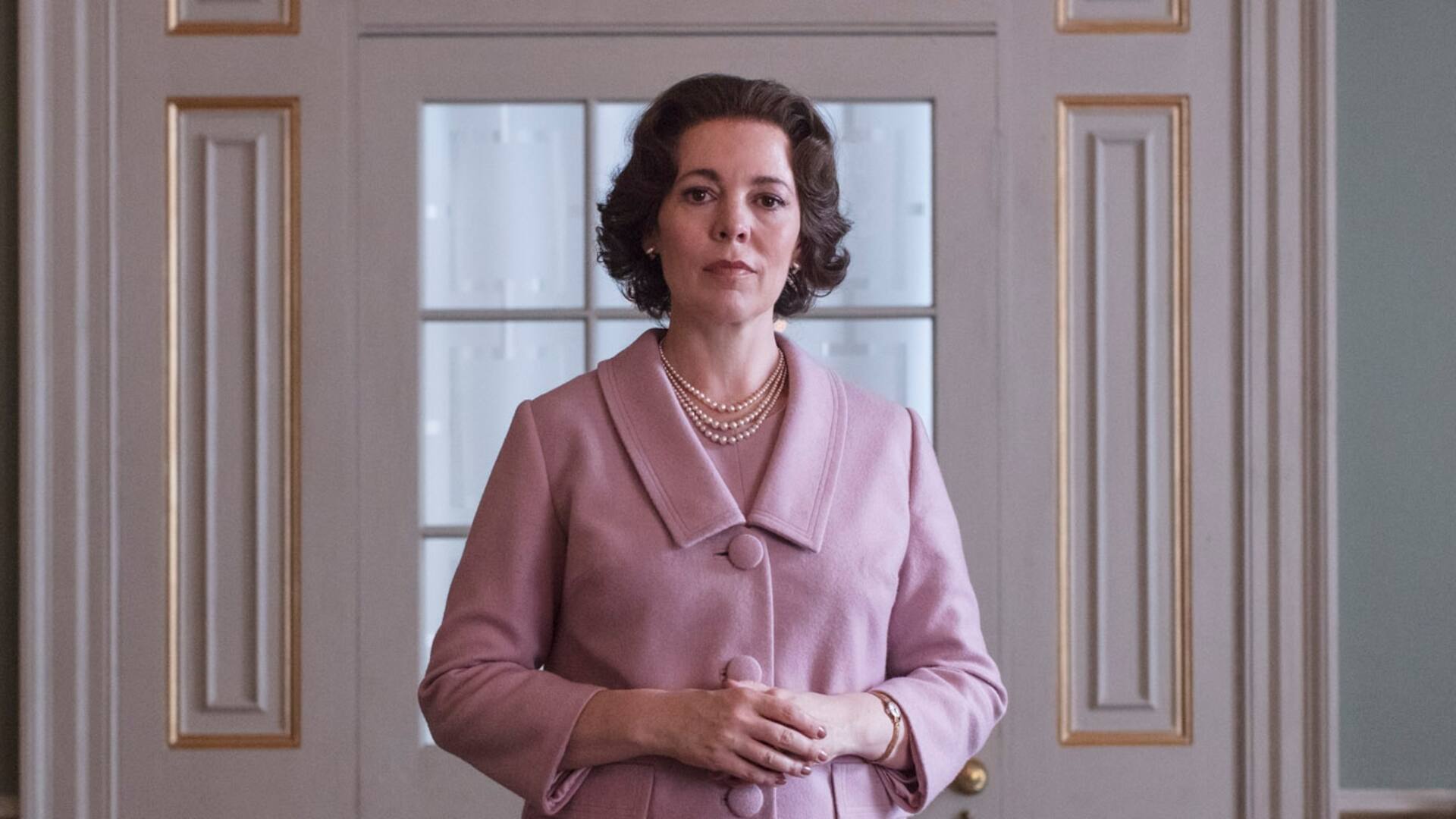 Olivia Colman, tras ganar el Oscar a la mejor actriz, asume el reto de interpretar a Isabel II en reemplazo de Claire Foy en la tercera temporada de la serie, que llega a Netflix mañana