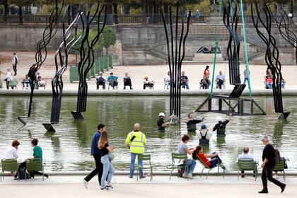 The artwork "Cercle" by Argentine sculptor Pablo Reinoso is installed in the Tuileries Garden on October 12, 2018 as part of the FIAC Hors les Murs (FIAC outdoor) art fair in Paris. (Photo by Eric Feferberg / AFP) / RESTRICTED TO EDITORIAL USE - MANDATORY MENTION OF THE ARTIST UPON PUBLICA
