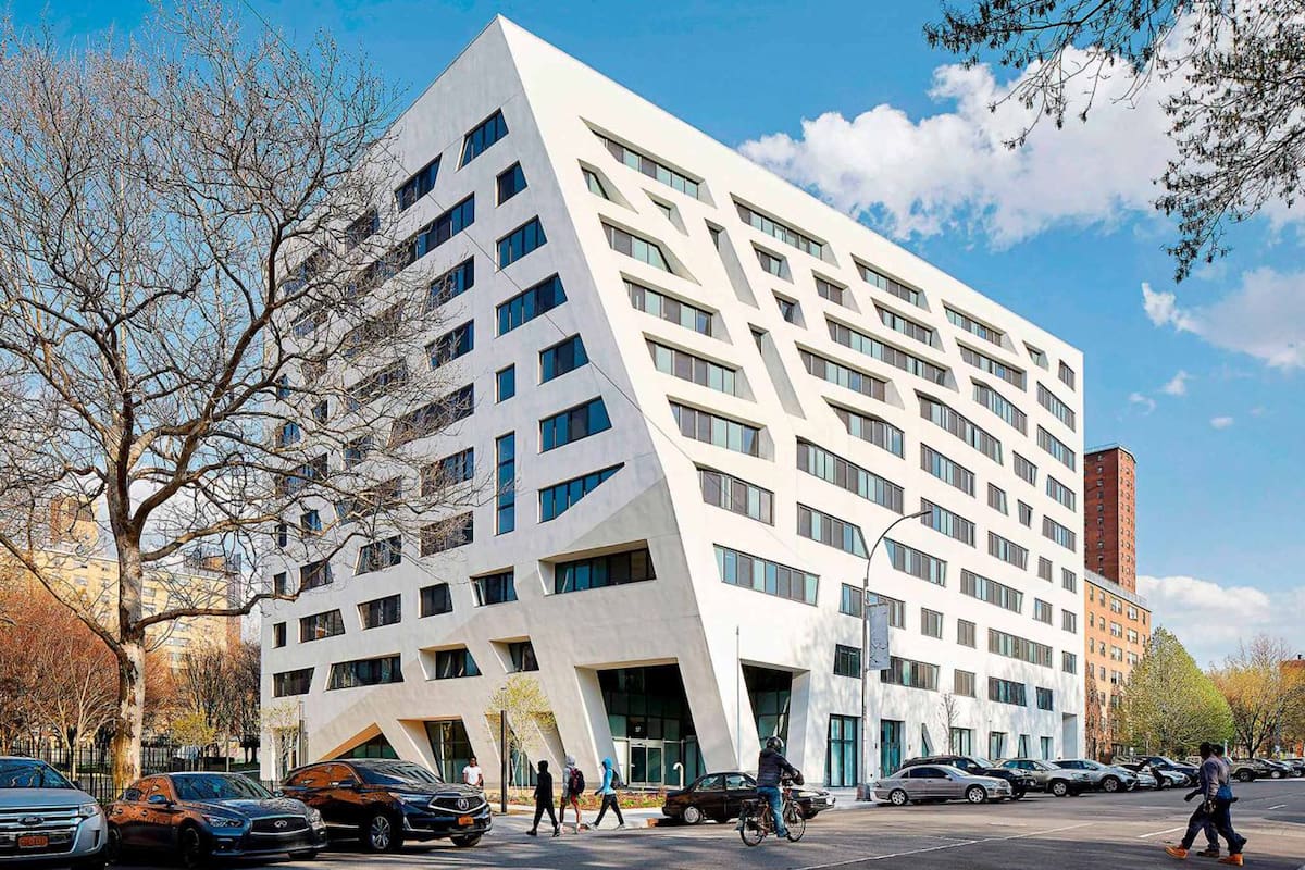 The Atrium at Sumner fue desarrollado en un bloque de 11 plantas y que cuenta con unos 190 departamentos asequibles y de alta calidad para adultos mayores
