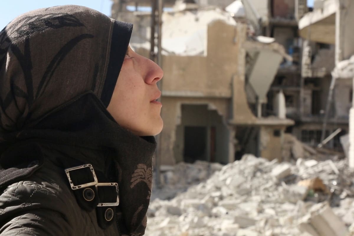 The Cave cuenta la historia de un grupo de doctoras trabajan en medio de bombardeos diarios