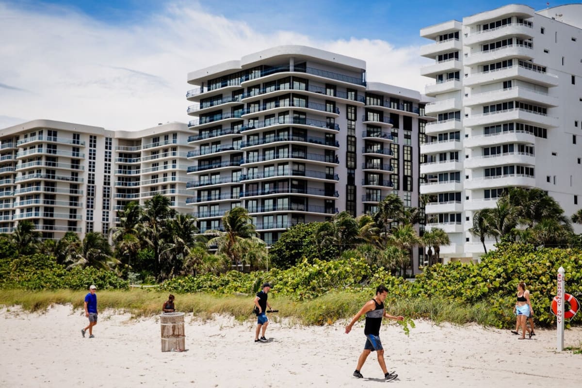 The Champlain Towers North, centro, entre otros condominios de gran altura en Surfside, Florida. El alcalde de Surfside dijo que hay aproximadamente 20 edificios con 12 pisos que miran al océano en la ciudad