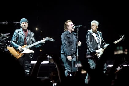 The Edge, Bono y Adam Clayton durante un recital de U2 en Berlín