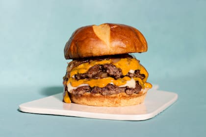 The Emmy Burger lleva dos medallones de carne, queso Emmenthal, cebolla caramelizada, salsa secreta y pan de pretzel.