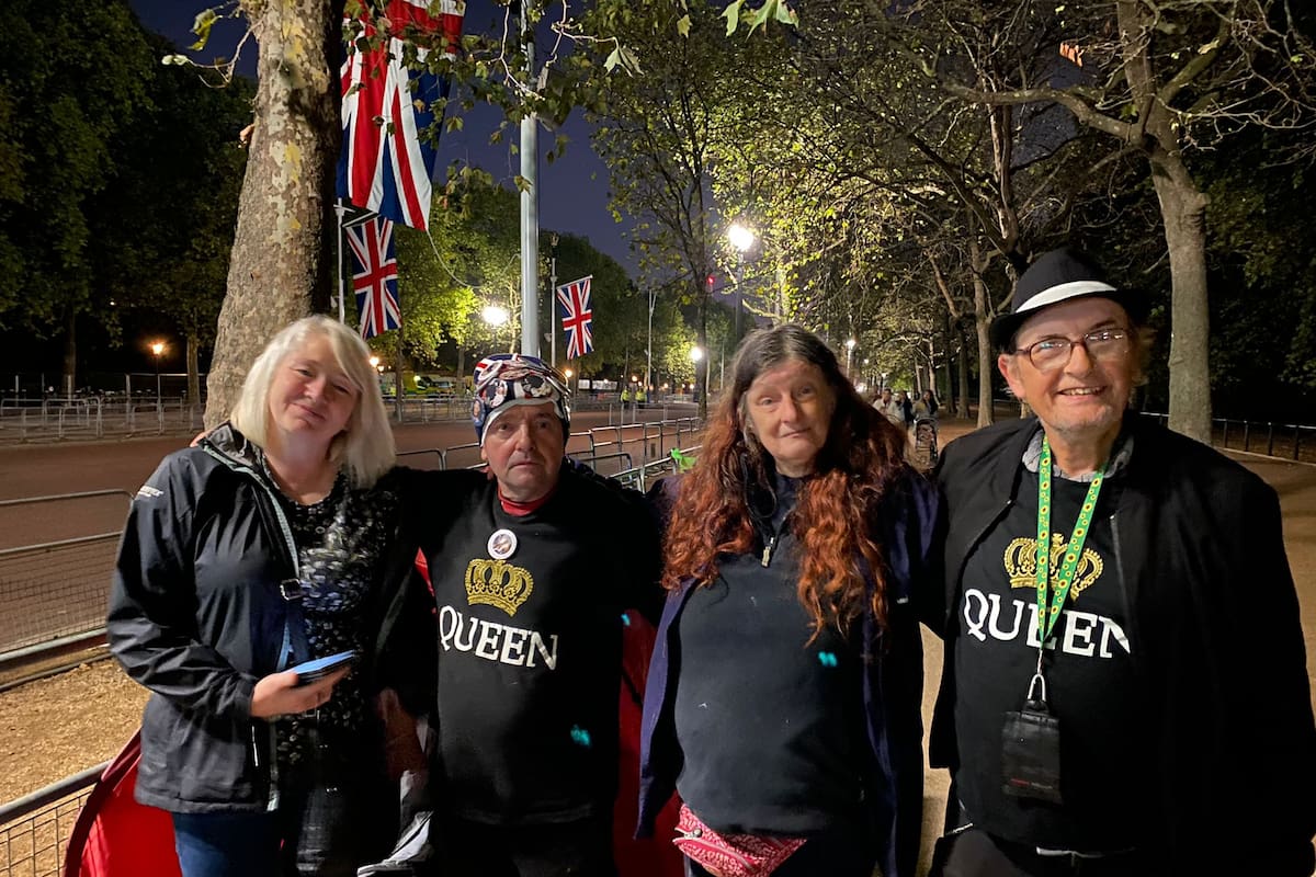 “The Fab Four” acampan cerca del Palacio de Buckingham desde que falleció la reina Isabel II el jueves pasado