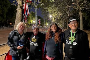 “The Fab Four” acampan cerca del Palacio de Buckingham desde que falleció la reina Isabel II el jueves pasado