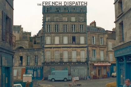 The French Dispatch vuelve a mostrar el característico estilo de su director, Wes Anderson, elegido para el festival francés que, este año, no se realizó por la cuarentena