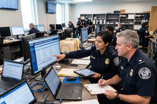 Emigró a Nueva York en los años 50 y ahora administra al mayor contratista del ICE