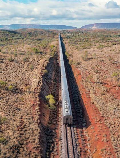 The Ghan atraviesa Australia de punta a punta, haciendo un recorrido de 2900 kilómetros entre Darwin y Adelaida.