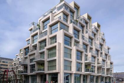 The Grid es un edificio de departamentos de lujo diseñado por KCAP y ubicado en Overhoeks, en Ámsterdam