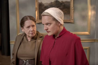 The Handmaid's Tale - "Unknown Caller" - Episodio 305 - June y Serena lidian con la revelación de que Luke está cuidando a Nichole en Canadá, lo que lleva a un incidente que tendrá ramificaciones de gran alcance. Se muestra la tía Lydia (Ann Dowd) y June (Elisabeth Moss).