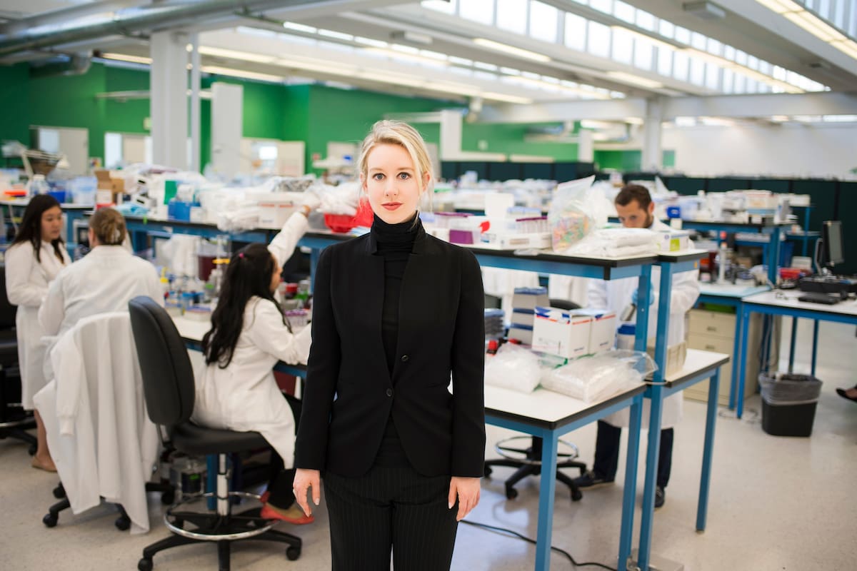 The Inventor, el documental sobre Elizabeth Holmes, la emprendedora que logró crear un negocio millonario a partir de un invento revolucionario que era una mentira