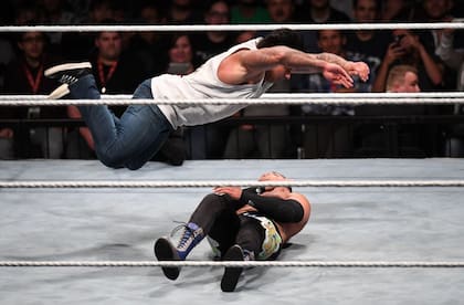 "The Machine" en su primera presentación como protagonista de lucha libre