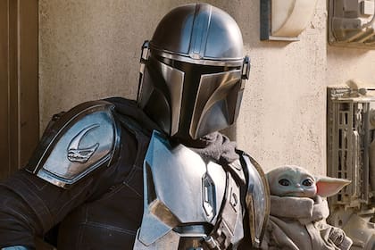 Pedro Pascal (y el baby Yoda) en The Mandalorian