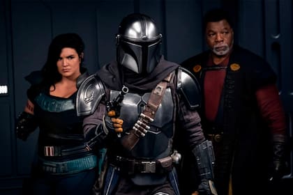 El reparto principal lo conforman Pedro Pascal, Carl Weathers y Giancarlo Esposito