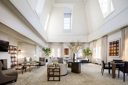 Un vista del penthouse, que incluye tres habitaciones King, dos habitaciones Queen, seis baños, un salón con biblioteca, un comedor para doce personas, y dos habitaciones simples. Cuenta, además, con acceso a la terraza de la azotea que ofrece vistas panorámicas al Central Park.