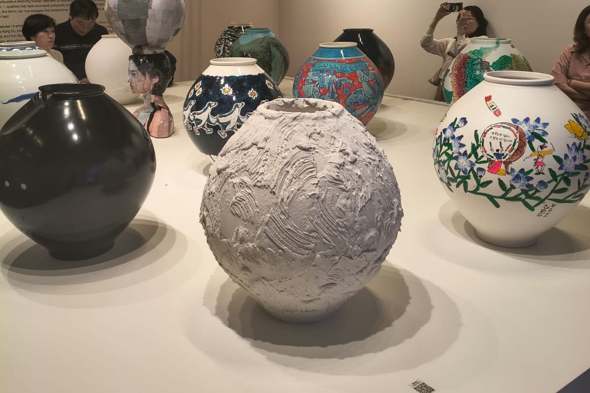 The Moon Jar Constellation convocó a 15 artistas coreanos para que reinterpretaran el jarrón lunar