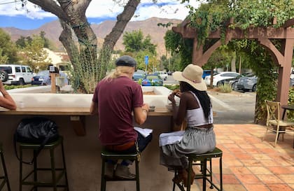 The Nest, uno de los restaurantes más nuevos, con mesas afuera y vista a las montañas del valle.