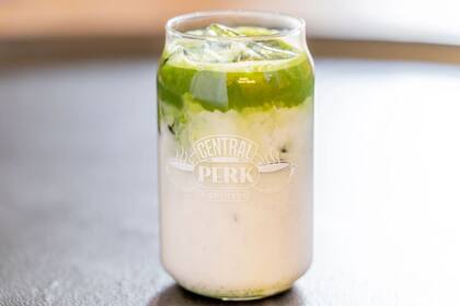 The One with NYC Matcha es un latte helado de matcha en capas que está disponible en la cafetería de Nueva York (CentrePerk)