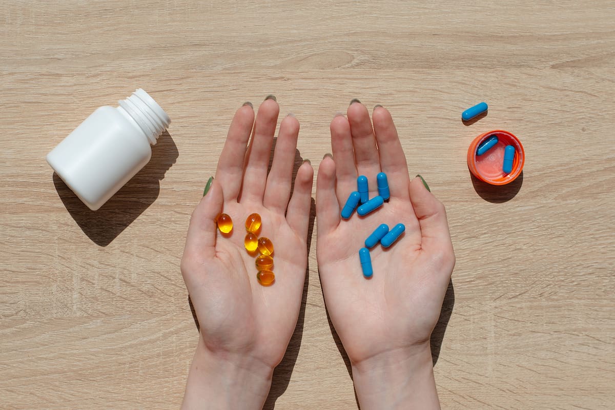 The patient is taking pills. Choice between tablets and capsules. The cure for the disease. Treatment of influenza and coronavirus infection. Antibiotics and vitamins.