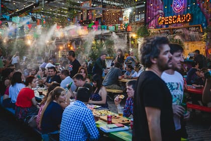 El Patio de los Lecheros es un comedor al aire libre centrado alrededor de largas mesas comunitarias