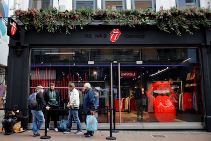 El famoso logo de la banda domina la vidriera del negocio en la calle Carnaby, epicentro del Swinging London en los años 60