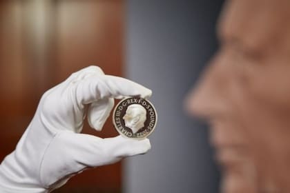The Royal Mint presentó el diseño de las nuevas monedas con el retrato del rey Carlos III, estarán en circulación en los últimos meses del año