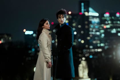 The Sandman. (L to R) Jenna Coleman as Johanna Constantine, Tom Sturridge as Dream in episode 103 of The Sandman. Cr. Liam Daniel/Netflix © 2022