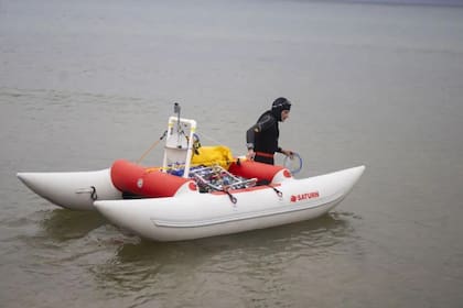 “The Shark” con la balsa inflable que utiliza para trasladar los suministros necesarios para llevar a cabo esta aventura