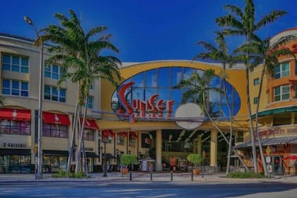 The Shops at Sunset Place abrió sus puertas en 1999