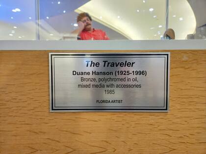 The Traveler es una obra del artista estadounidense Duane Hanson